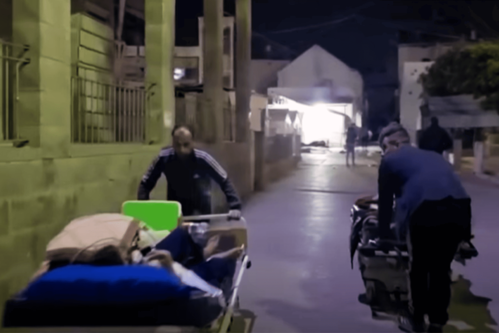 أُجبر الطاقم الطبي في مستشفى المعمداني بمدينة غزة على إخلاء المرضى والجرحى في ظروف مأساوية بعد تهديدات إسرائيلية بقصف أحد مباني المستشفى،